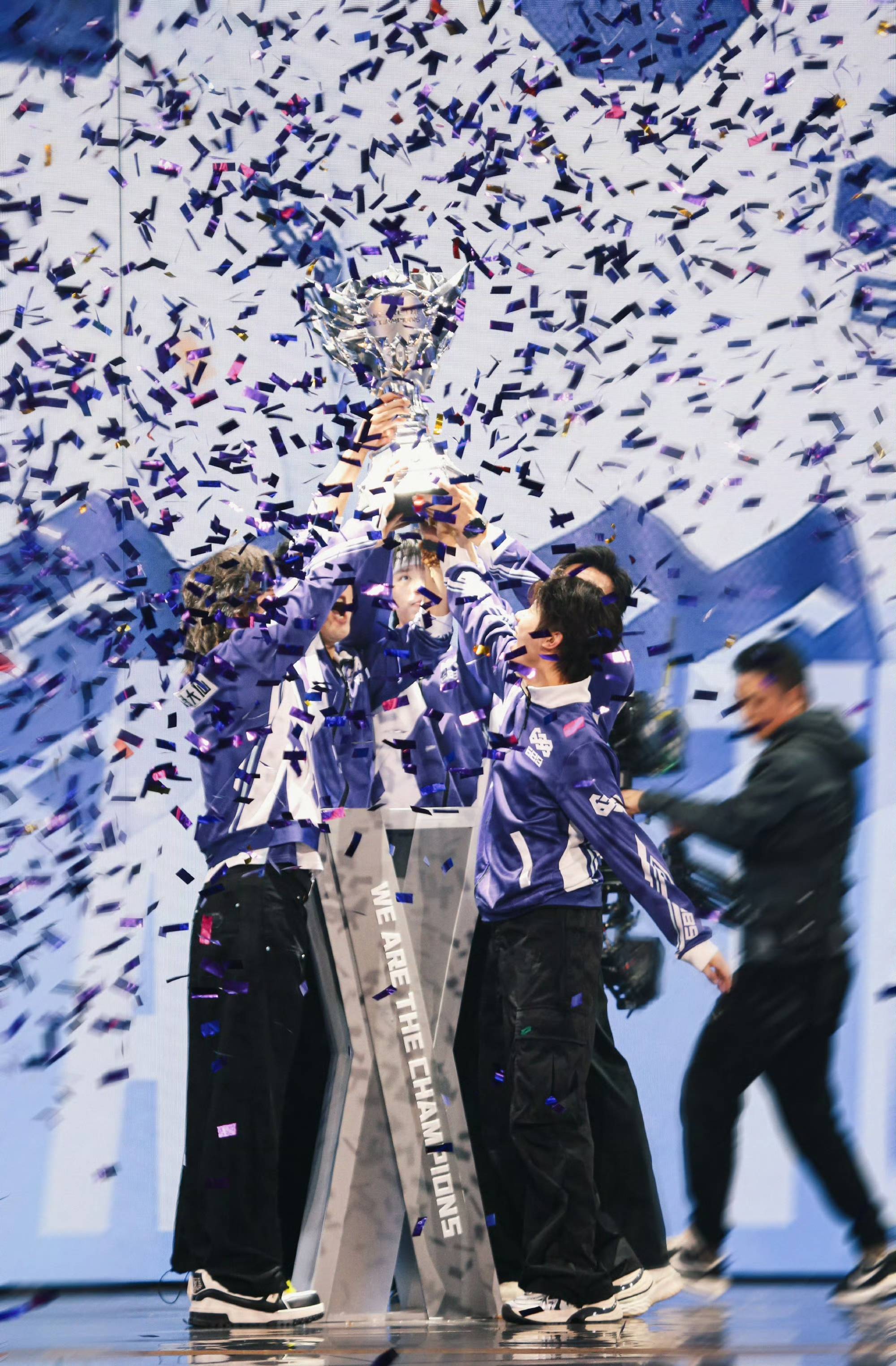 球队众志成城,誓夺新赛季冠军 球队众志成城,誓夺新赛季冠军