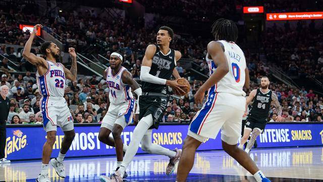 开云体育在线-76人险胜马刺,瓦兰丘纳斯送出助攻