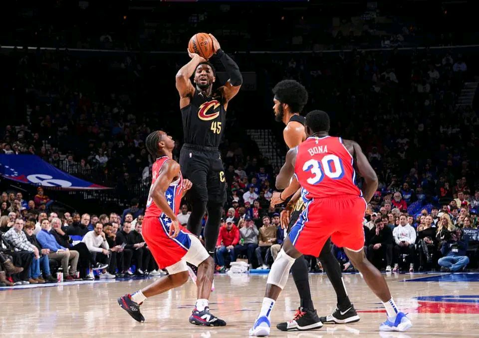 76人险胜马刺,瓦兰丘纳斯送出助攻 76人险胜马刺,瓦兰丘纳斯送出助攻