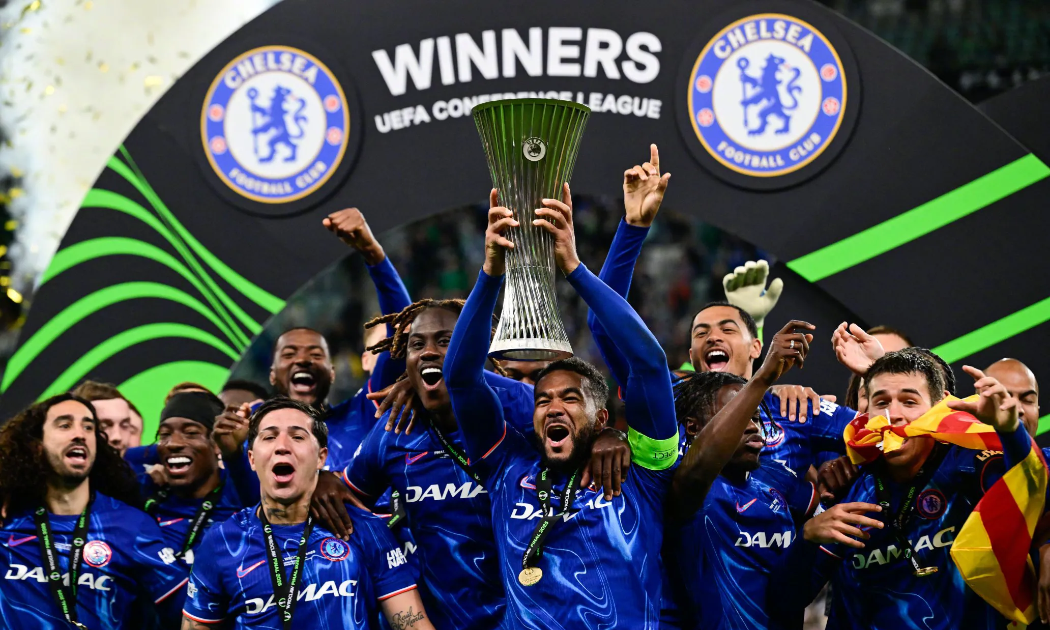 开云体育在线-切尔西险胜皇马,托雷斯制霸全场