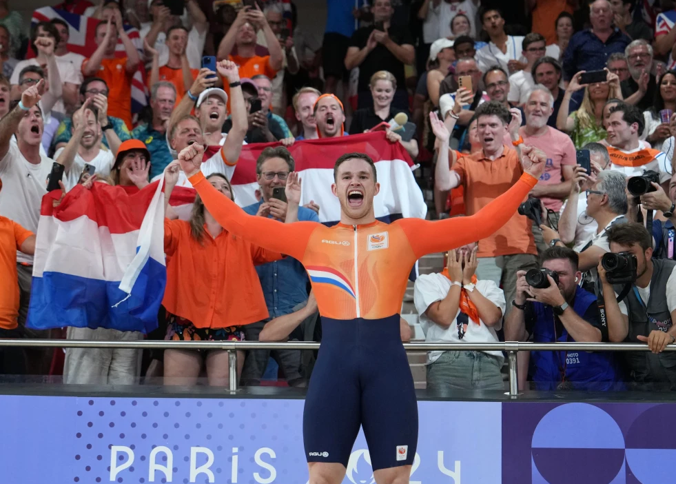 荷兰女子自行车选手奋力争先 荷兰女子自行车选手奋力争先